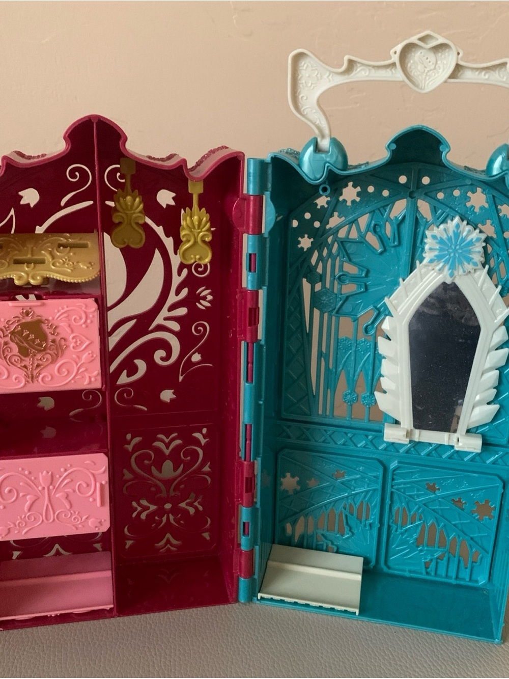 Disney Frozen Anna and Elsa Royal Closet Carry Along Playset
